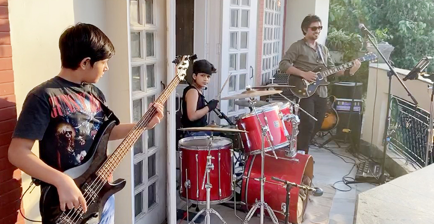 Musicians Hitesh and his family in Delhi performed a concert from their balcony for their neighbors during lock down